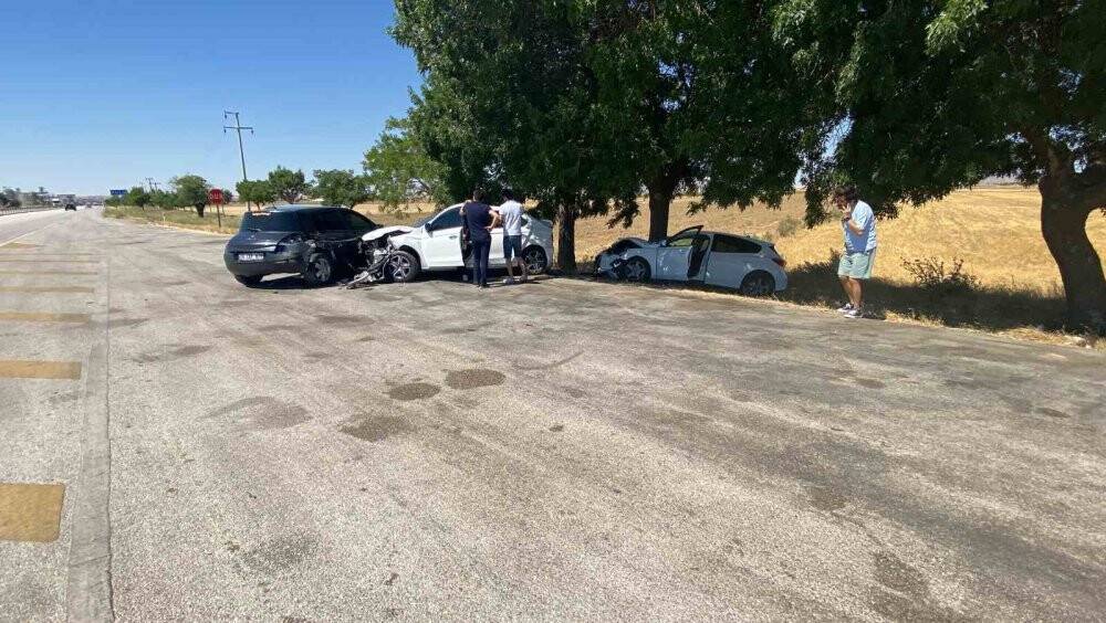 Kınya'da kontrolden çıkan otomobil mola için cepte duran 3 araca çarptı: 8 yaralı