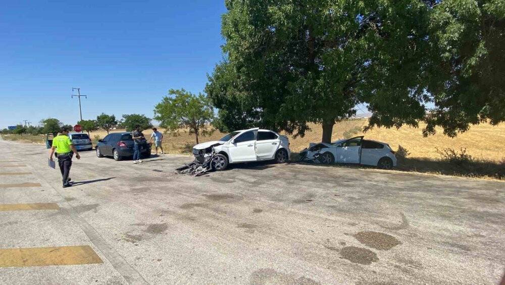 Kınya'da kontrolden çıkan otomobil mola için cepte duran 3 araca çarptı: 8 yaralı