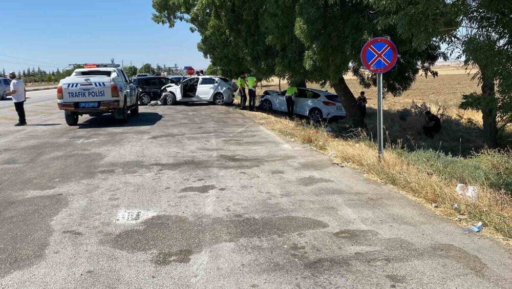 Kınya'da kontrolden çıkan otomobil mola için cepte duran 3 araca çarptı: 8 yaralı