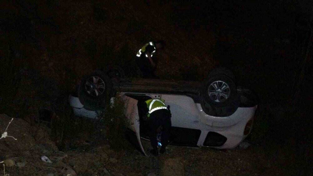 Otomobil kaza sonrası 7 metreden uçarak ters döndü: 4 yaralı