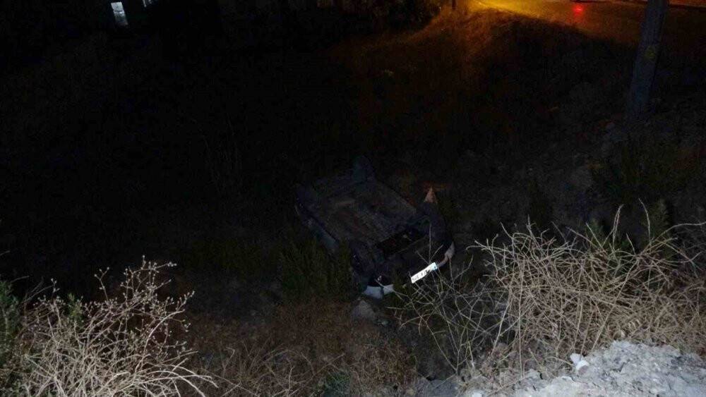 Otomobil kaza sonrası 7 metreden uçarak ters döndü: 4 yaralı