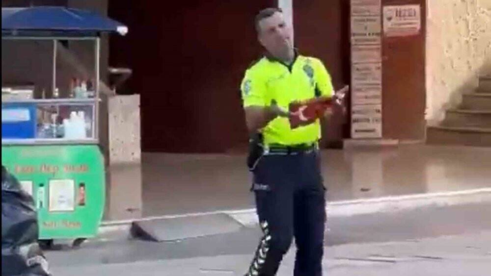 Trafik polisinden duygulandıran hareket: Türk bayrağını çöpten alıp ekip aracına koydu