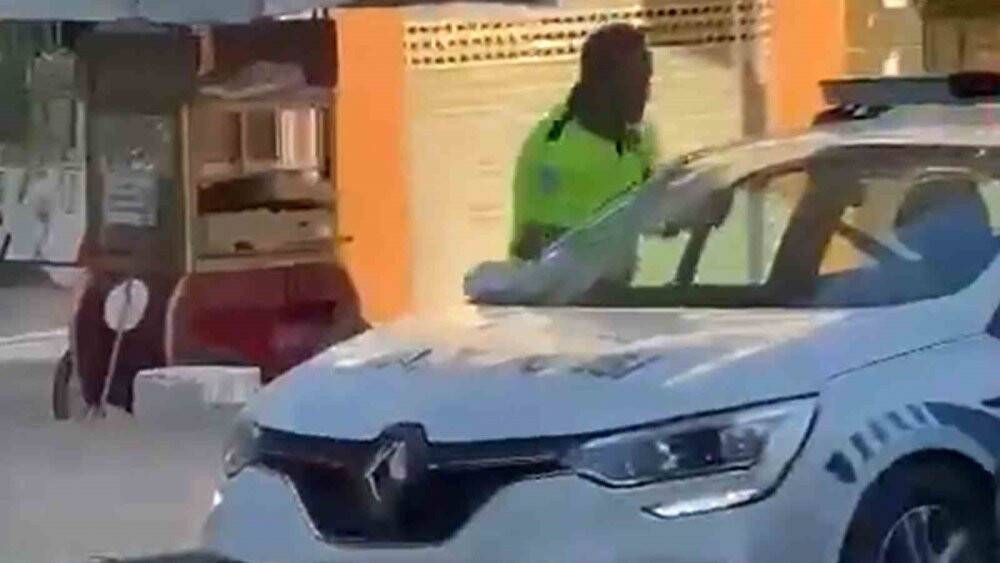 Trafik polisinden duygulandıran hareket: Türk bayrağını çöpten alıp ekip aracına koydu