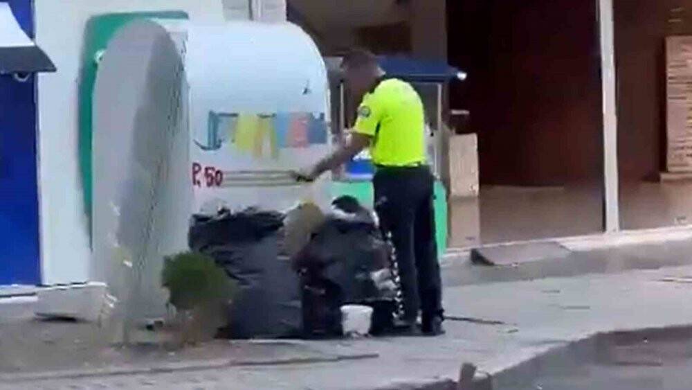 Trafik polisinden duygulandıran hareket: Türk bayrağını çöpten alıp ekip aracına koydu