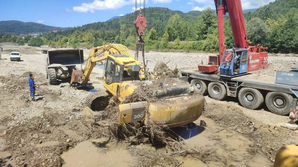 Sele kapılan iş makinası günler sonra kurtarıldı
