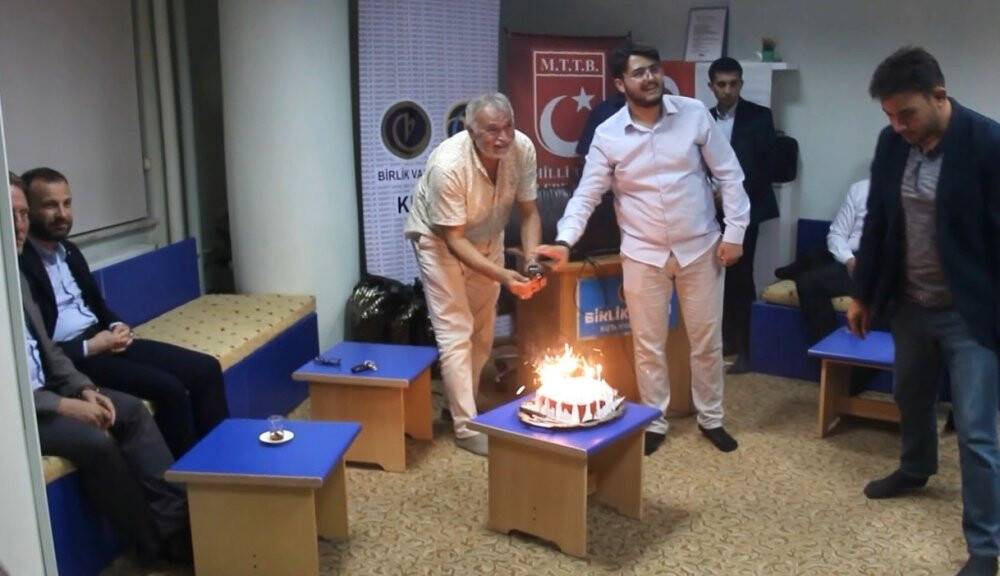 Depremzede çocuğa doğum günü sürprizi