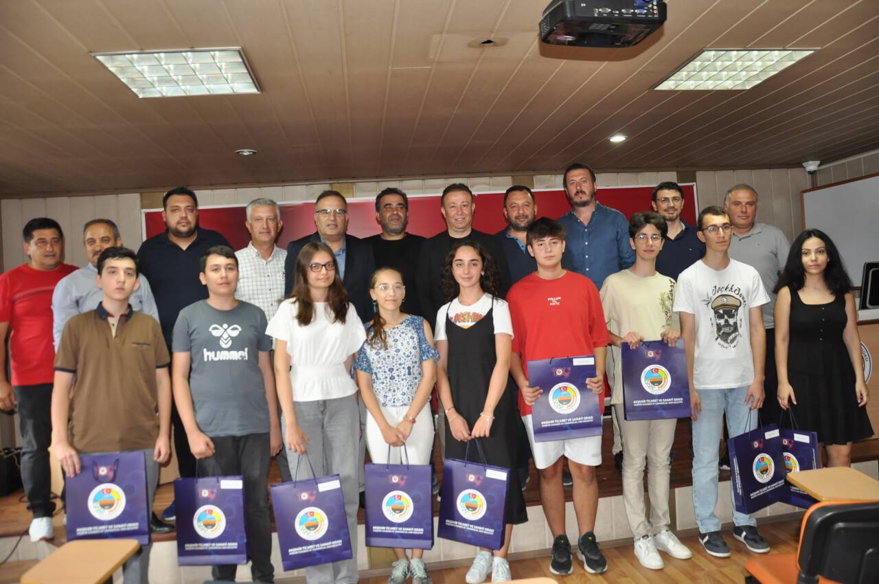 aa-20230802-31822029-31822027-aksehir-ticaret-ve-sanayi-odasindan-basarili-ogrencilere-odul.jpg