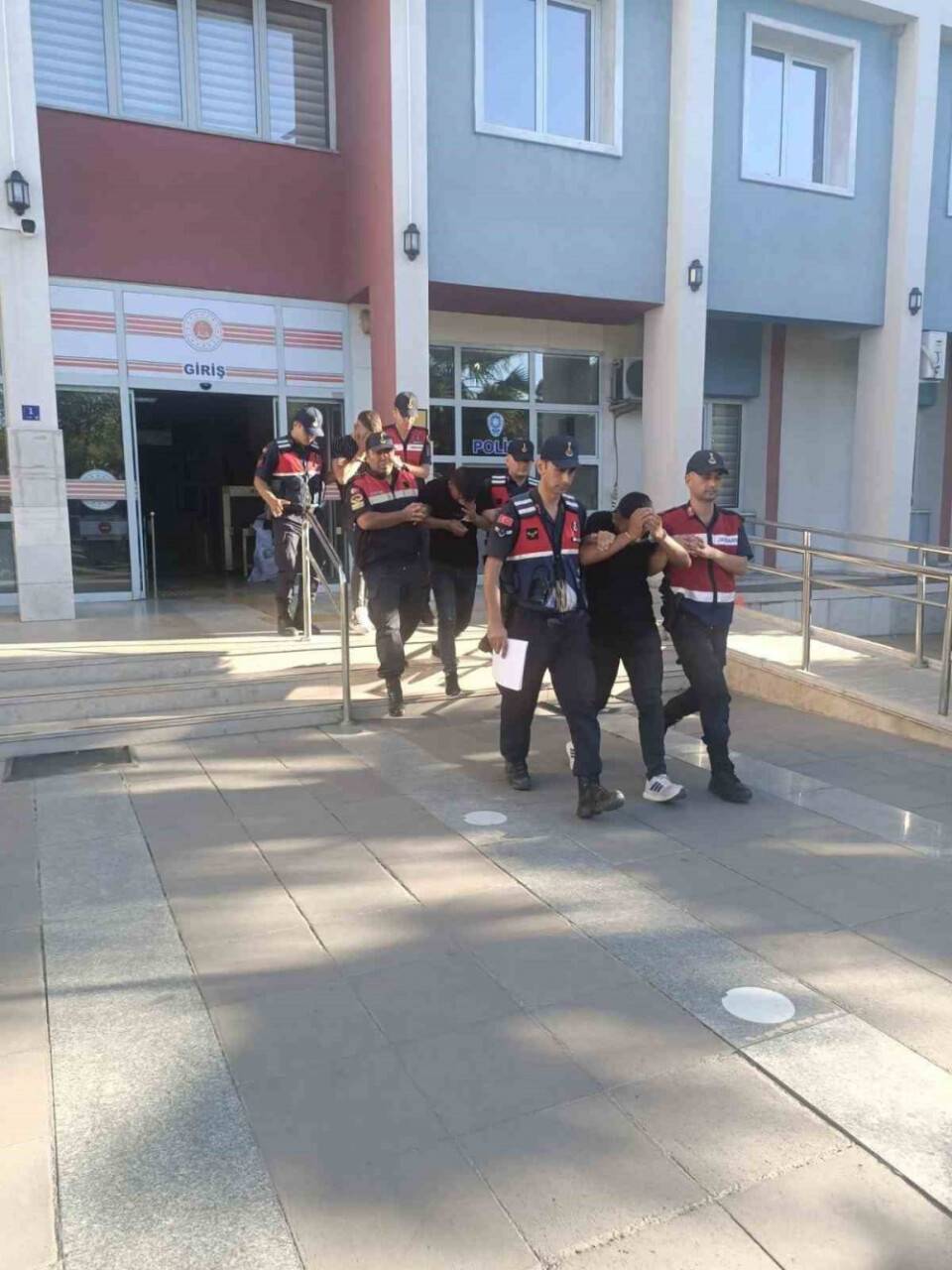 Av tüfeği ve para çaldılar, kaçamadılar