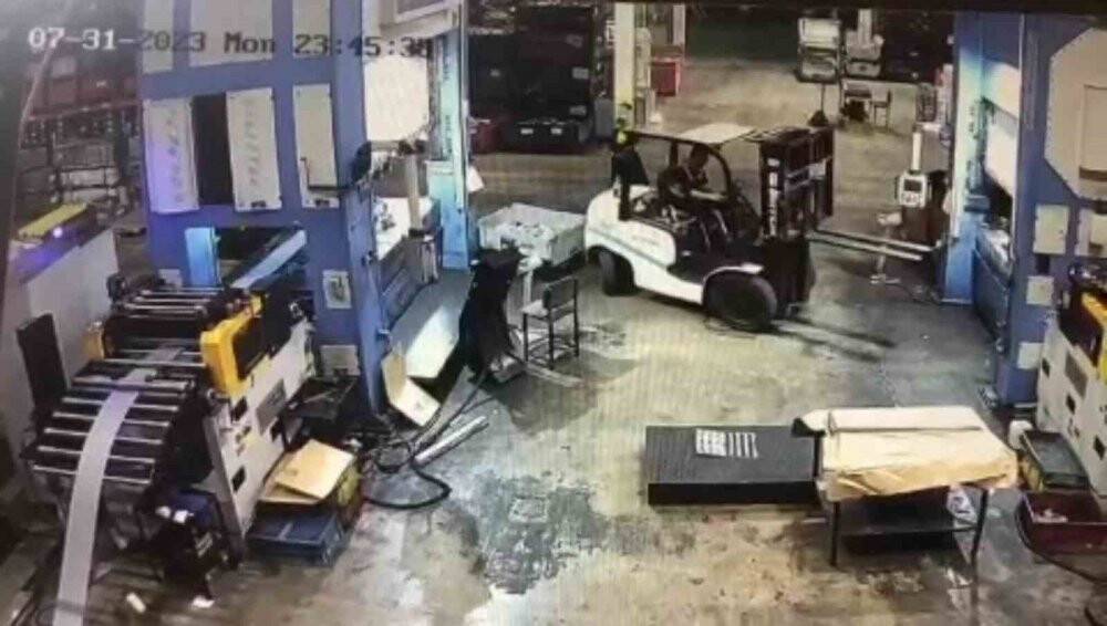 Forkliftin geri manevrasıyla sıkışan işçi hayatını kaybetti