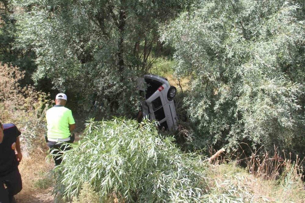Konya'da hafif ticari araç dereye uçtu: 3 yaralı