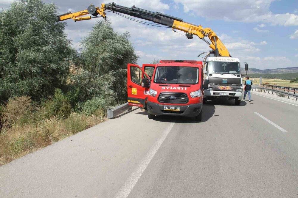 Konya'da hafif ticari araç dereye uçtu: 3 yaralı