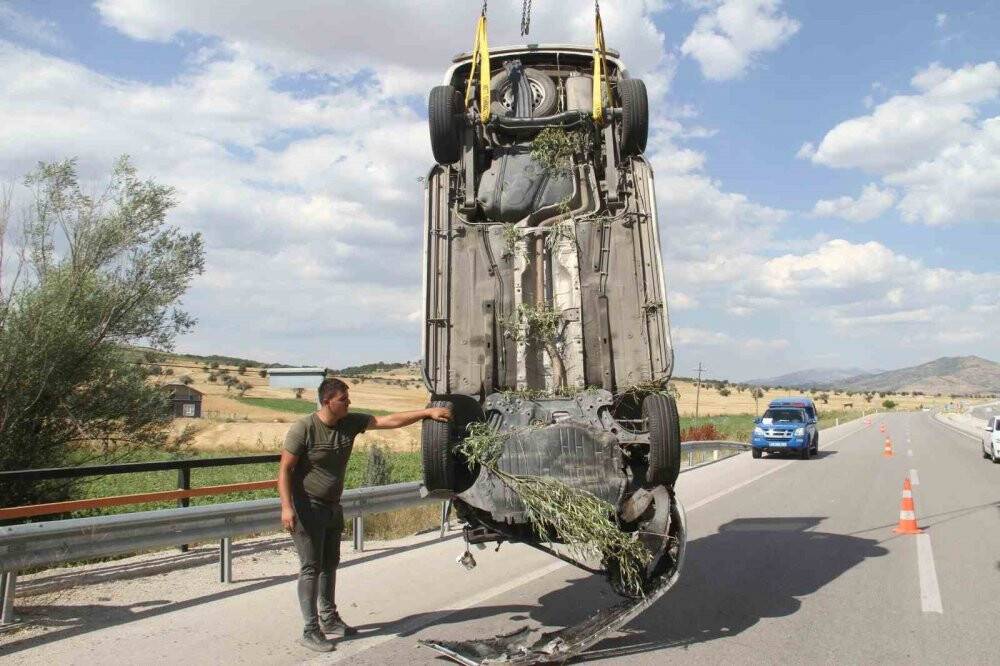 Konya'da hafif ticari araç dereye uçtu: 3 yaralı