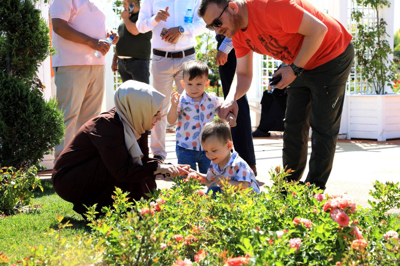sehit-aileleri-mevlana-gul-bahcesini-gezdi-6-001.jpg