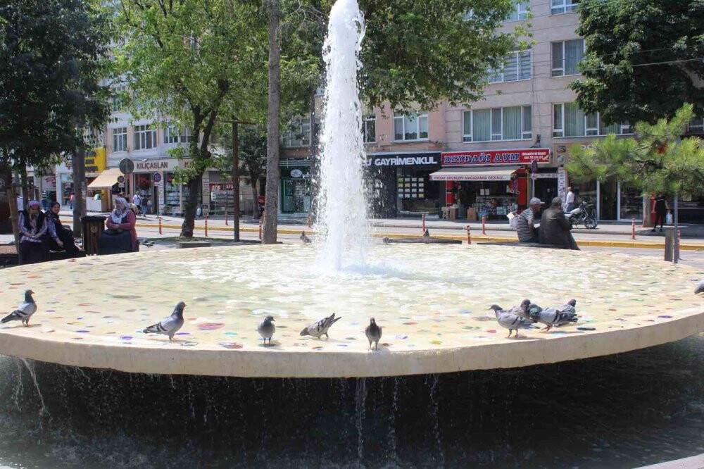 Sıcağı seven ve sıcaktan korunan vatandaşlar