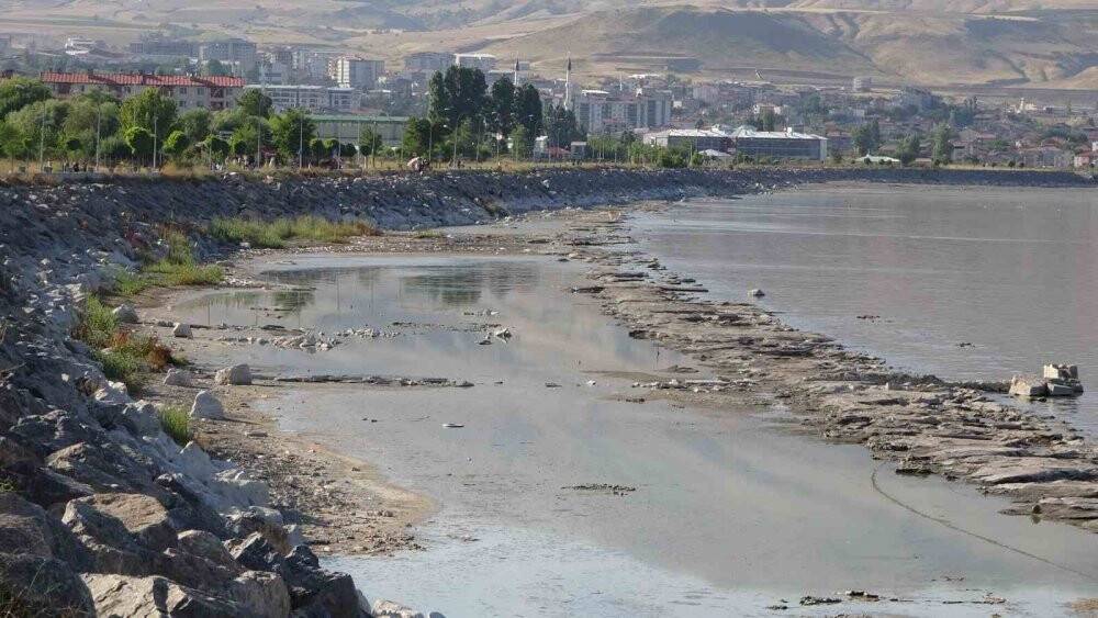 Van Gölü’nde çekilmeler devam ediyor