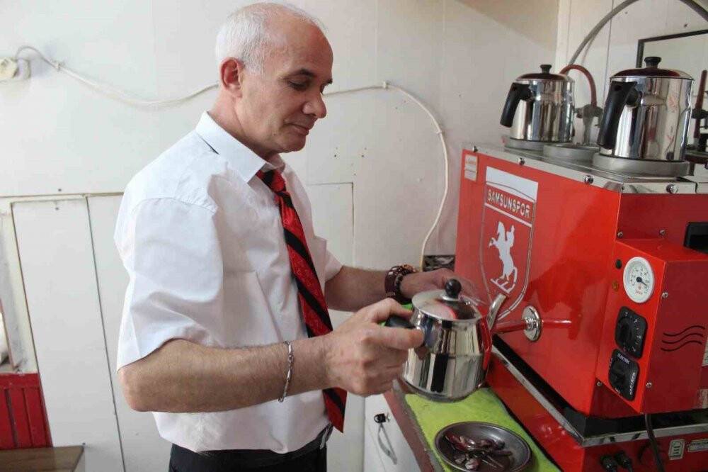 20 yıldır kravatla çay dağıtıyor