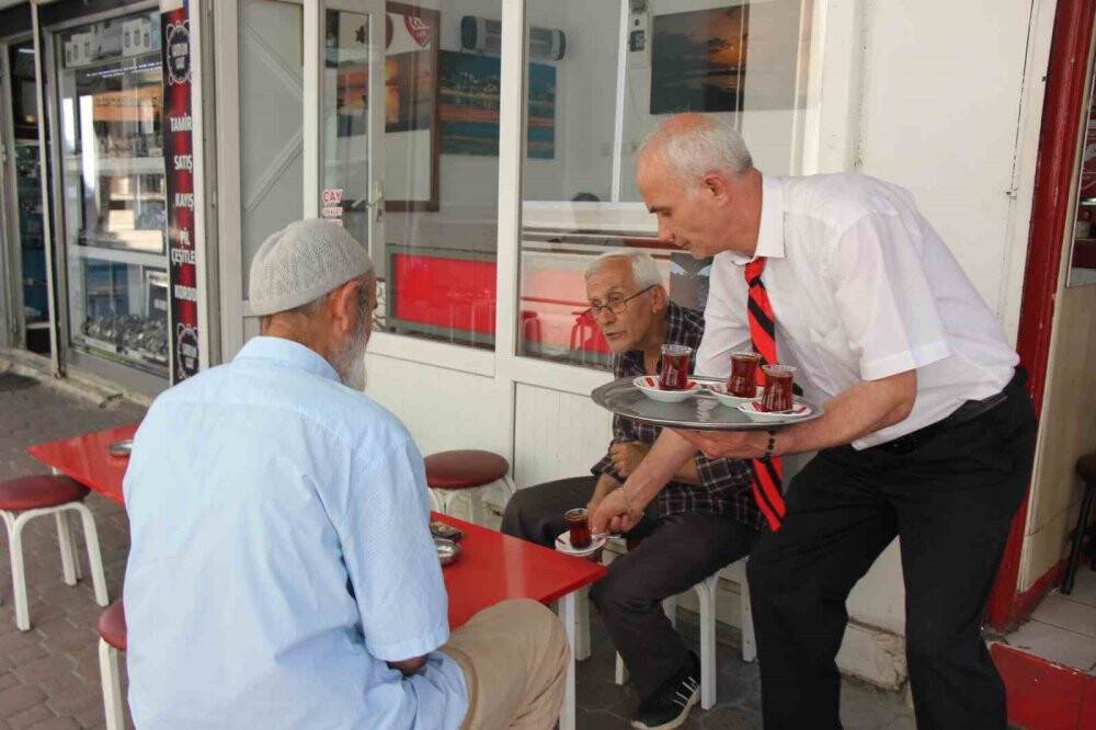 20 yıldır kravatla çay dağıtıyor