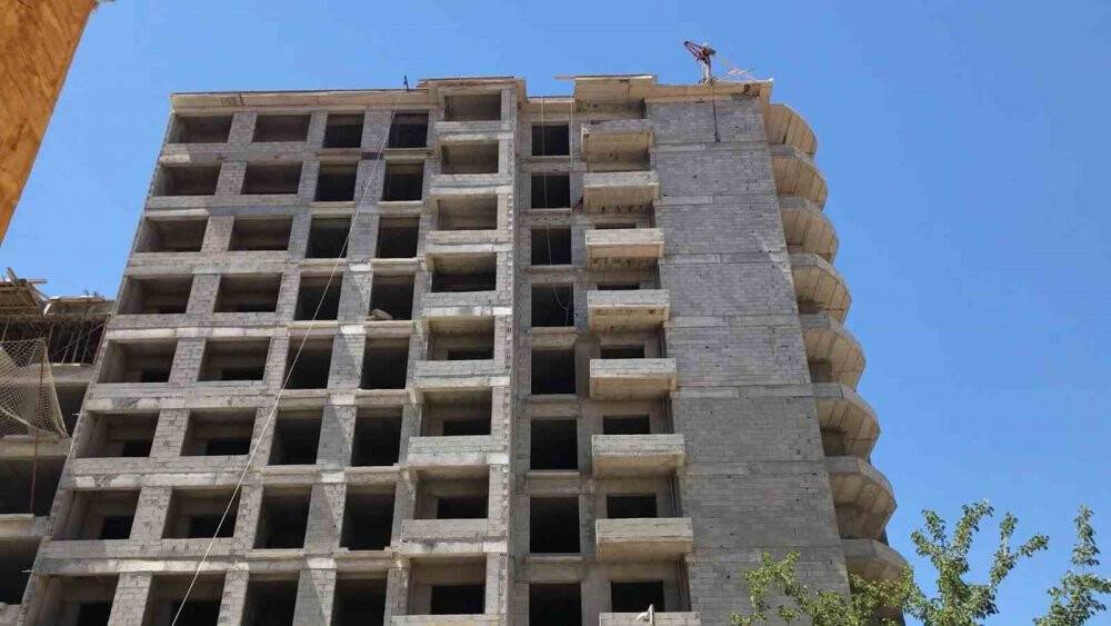Çatı katından asansör boşluğuna düşerek ağır yaralandı