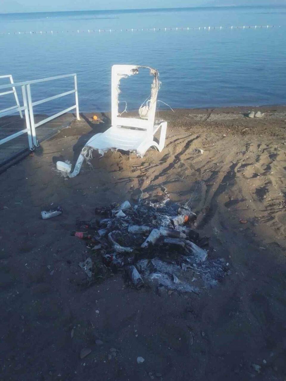 Tıklanma için şezlong yaktılar