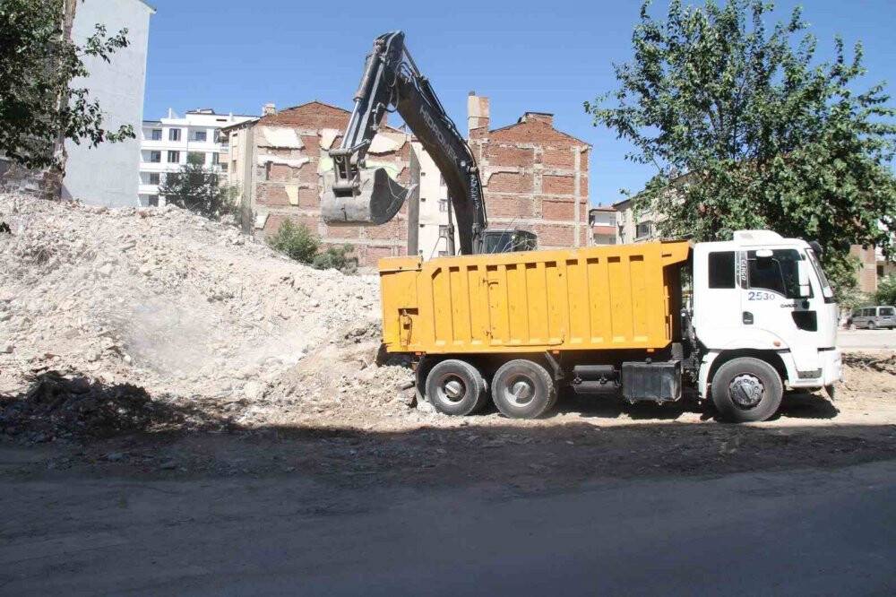 Elazığ’da ağır hasarlı binalar için yıkım çalışması devam ediyor