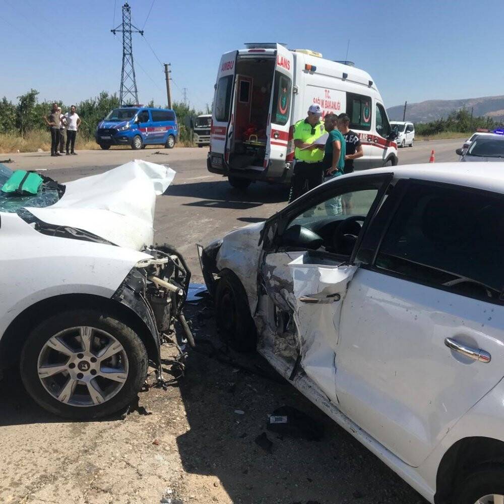 Konya-Isparta yolunda feci kaza: 4 araç birbirine girdi 9 yaralı