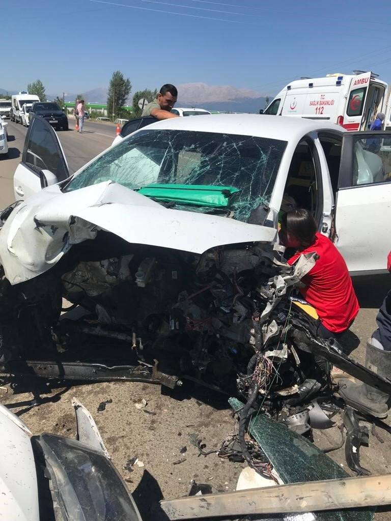 Konya-Isparta yolunda feci kaza: 4 araç birbirine girdi 9 yaralı