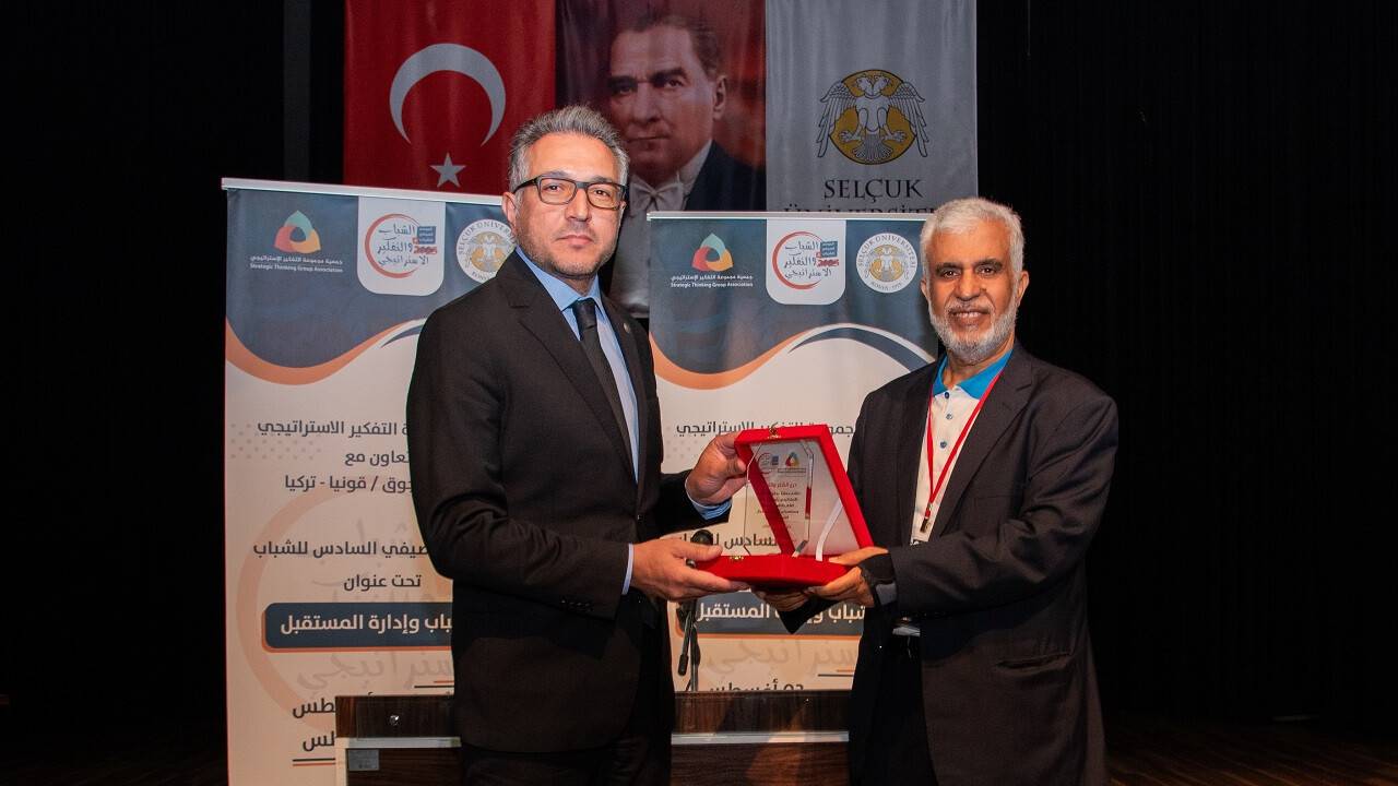 rektor-aksoy-altinci-yaz-genclik-kampinda-uluslararasi-ogrencilerle-bulustu-4.jpg