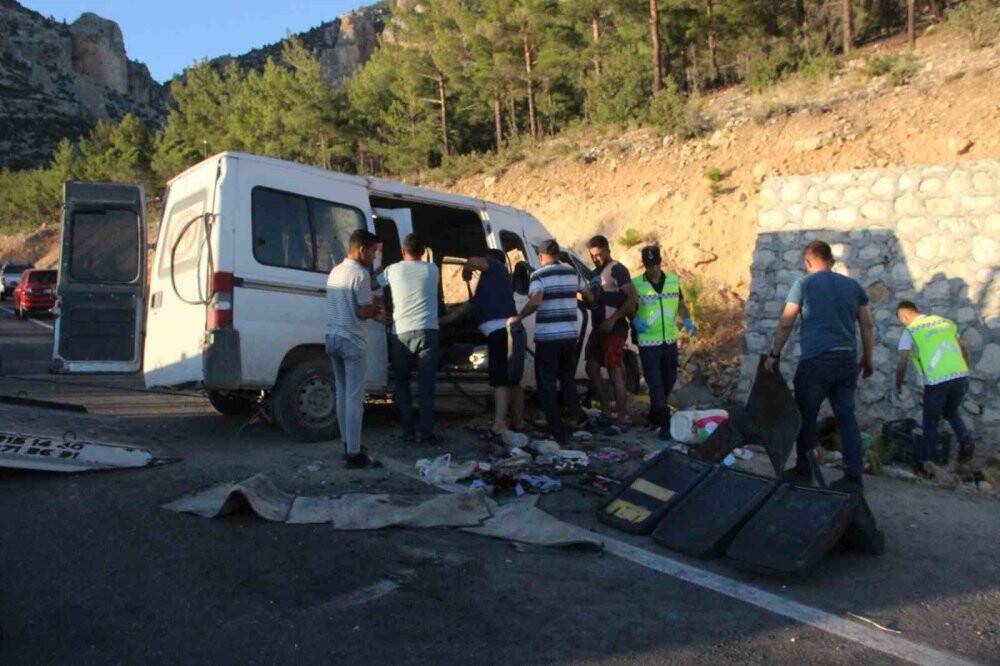 Tarım işçilerini taşıyan minibüs kaza yaptı: 1 ölü, 13 yaralı