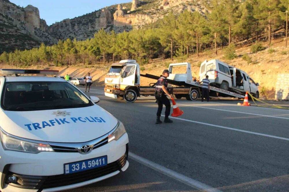 Tarım işçilerini taşıyan minibüs kaza yaptı: 1 ölü, 13 yaralı