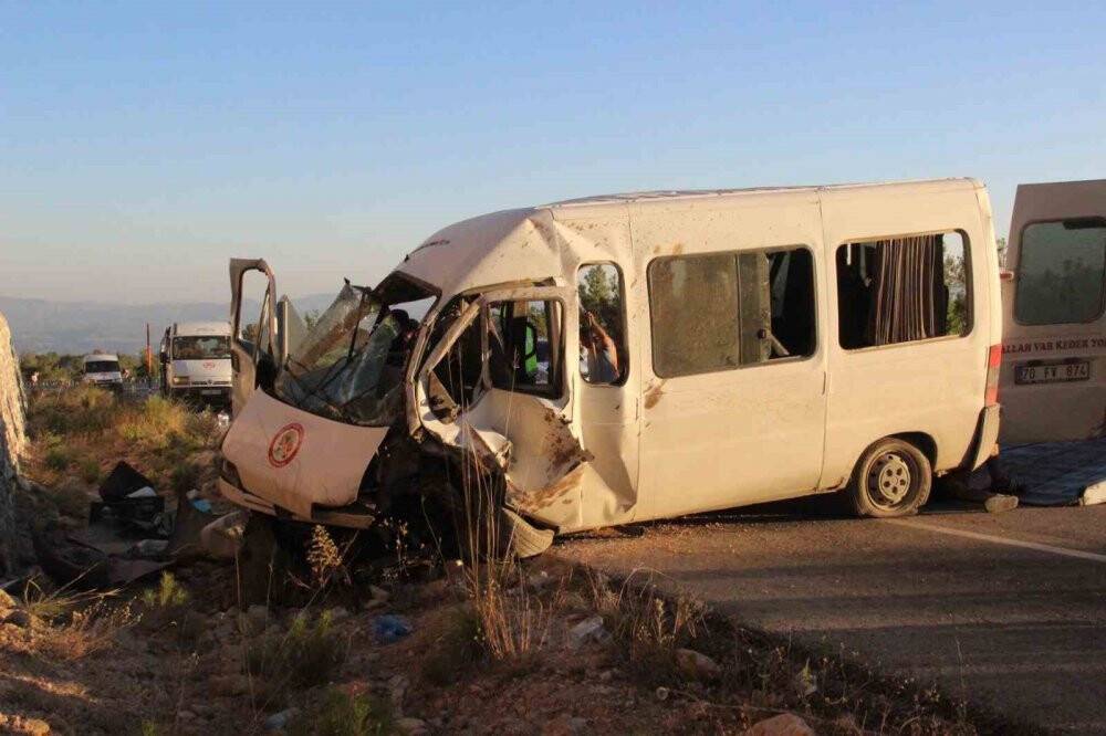 Tarım işçilerini taşıyan minibüs kaza yaptı: 1 ölü, 13 yaralı