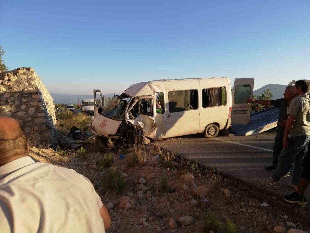 Tarım işçilerini taşıyan minibüs kaza yaptı: 1 ölü, 13 yaralı