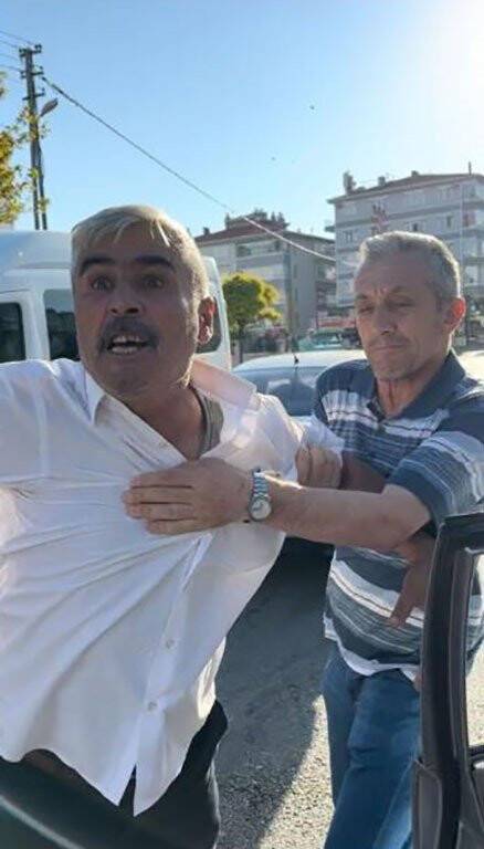 Aracın önünü kestiler! Döner bıçağı ile tehdit ettiler