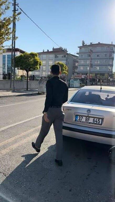 Aracın önünü kestiler! Döner bıçağı ile tehdit ettiler