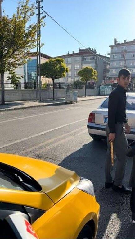 Aracın önünü kestiler! Döner bıçağı ile tehdit ettiler