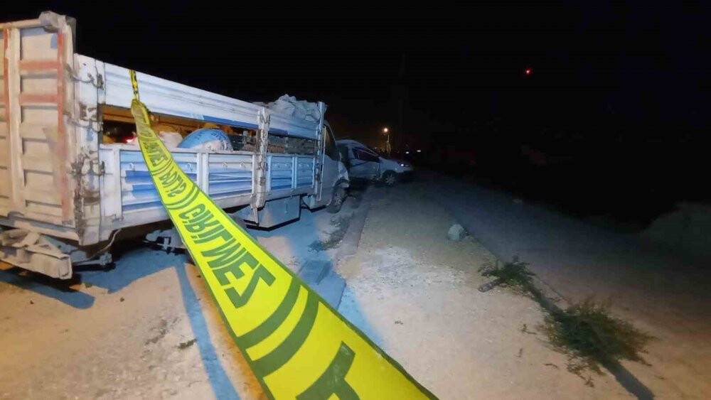 Kamyonet  hafif ticari araç çarpıştı: 1 ölü, 3 yaralı