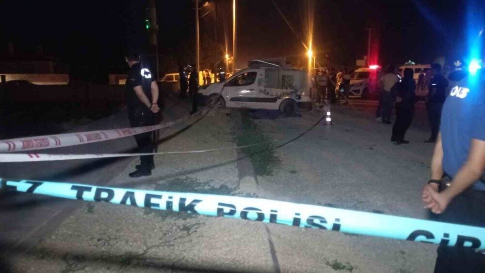 Kamyonet  hafif ticari araç çarpıştı: 1 ölü, 3 yaralı