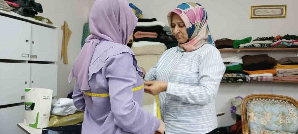Çocuklarına çeyiz için başladı, 10 yıldır terzilik yapıyor