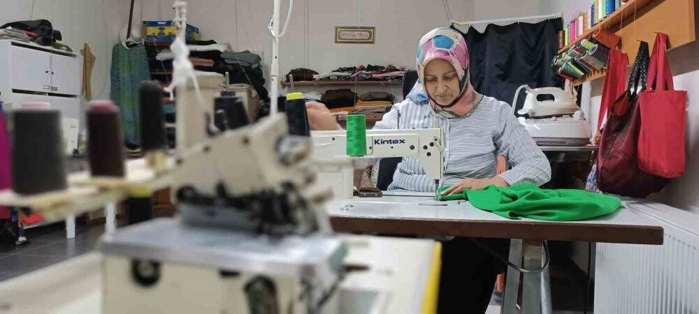 Çocuklarına çeyiz için başladı, 10 yıldır terzilik yapıyor