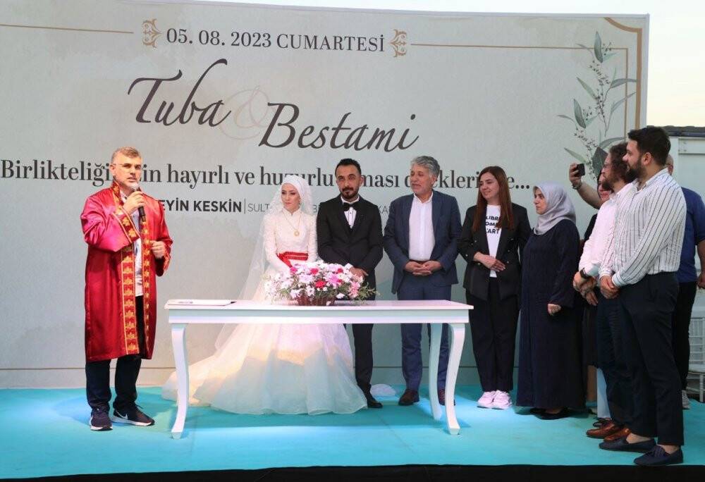 Düğünleri ertelenen depremzede gelin ile damadın nikah töreni konteyner kentte gerçekleşti