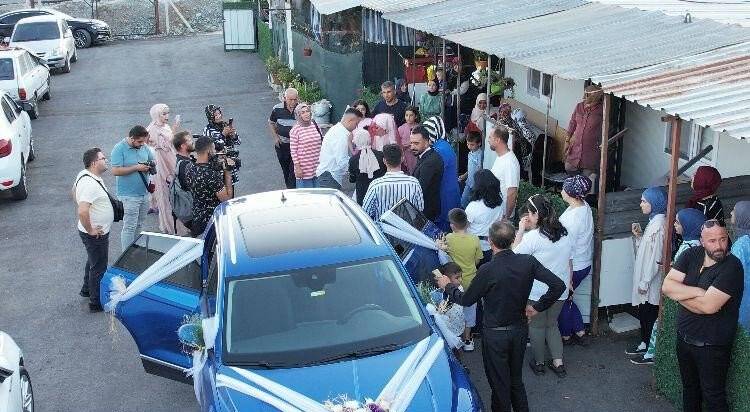 Düğünleri ertelenen depremzede gelin ile damadın nikah töreni konteyner kentte gerçekleşti