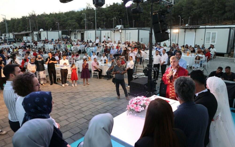 Düğünleri ertelenen depremzede gelin ile damadın nikah töreni konteyner kentte gerçekleşti