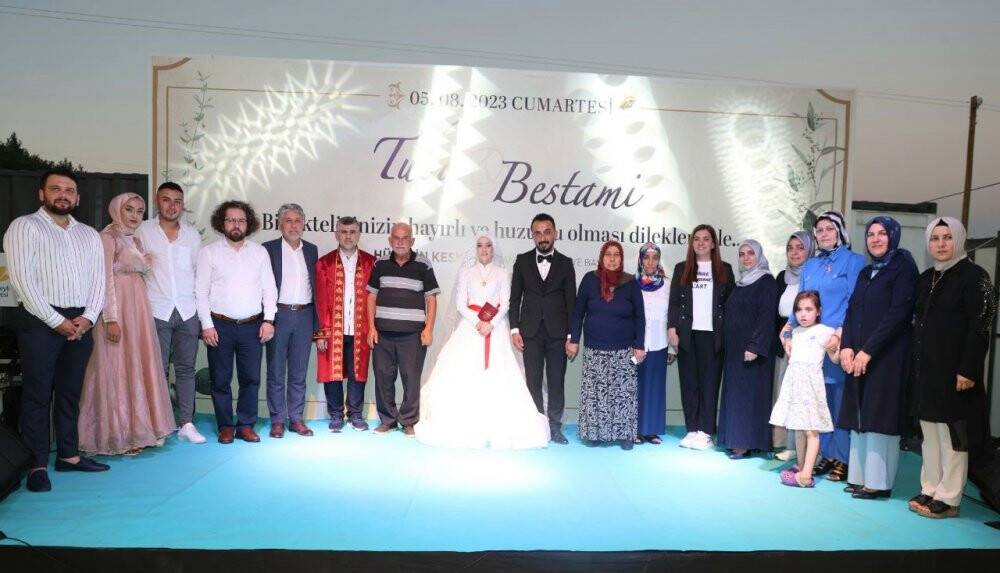 Düğünleri ertelenen depremzede gelin ile damadın nikah töreni konteyner kentte gerçekleşti