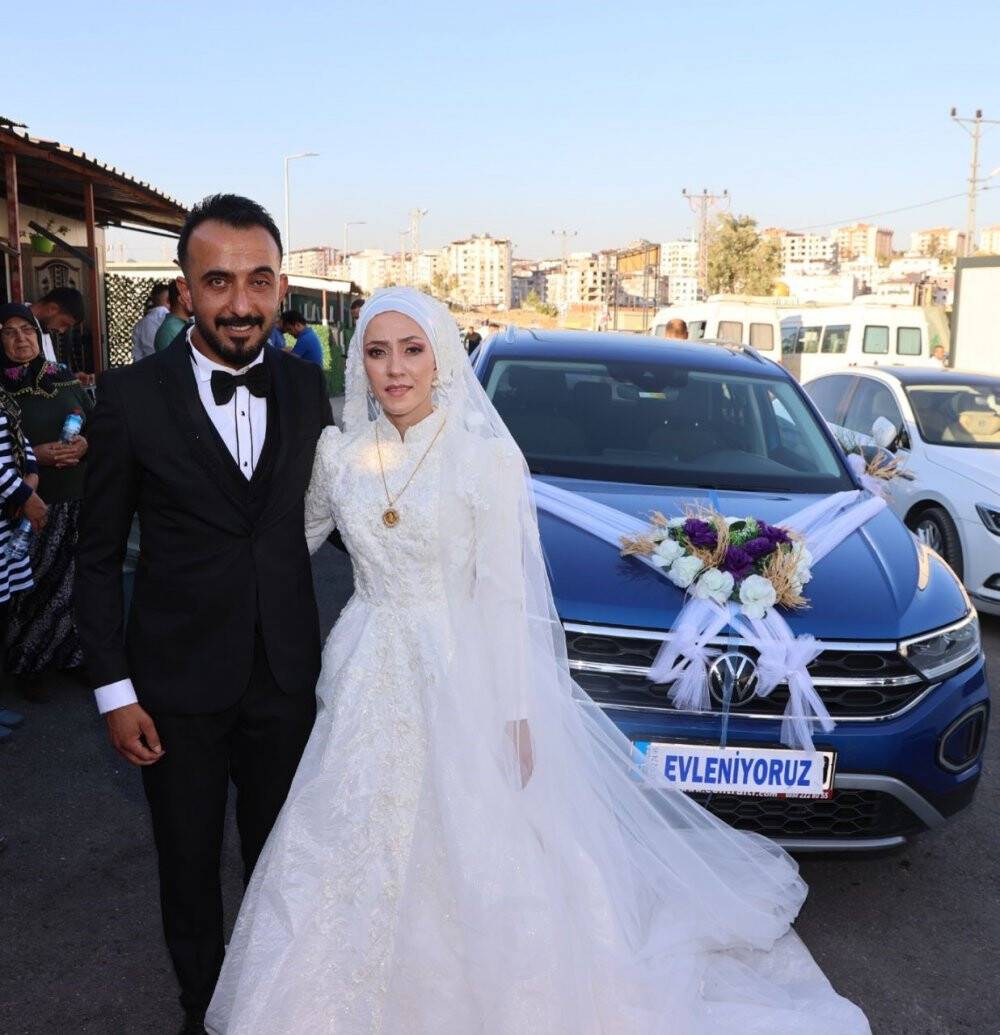 Düğünleri ertelenen depremzede gelin ile damadın nikah töreni konteyner kentte gerçekleşti