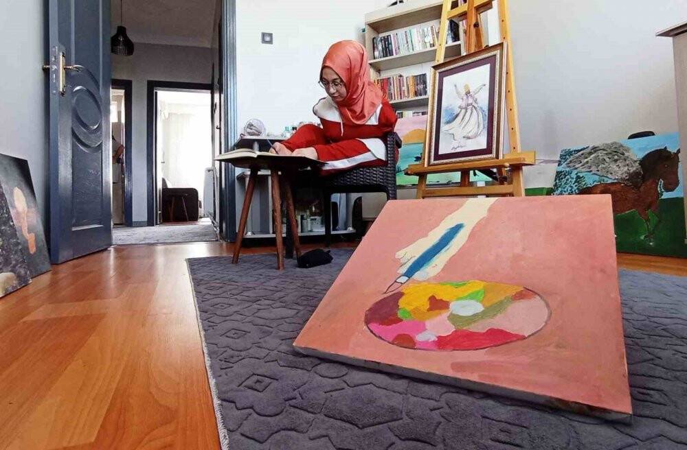 Konya'da Kolları olmayan genç kız hedeflerine ayaklarıyla çizerek ulaşıyor