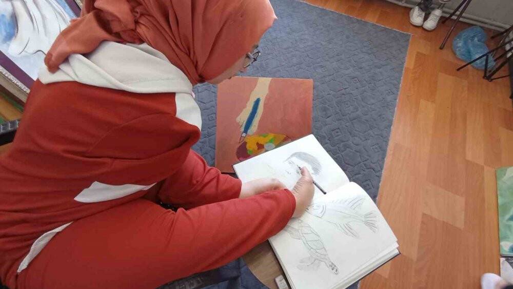 Konya'da Kolları olmayan genç kız hedeflerine ayaklarıyla çizerek ulaşıyor