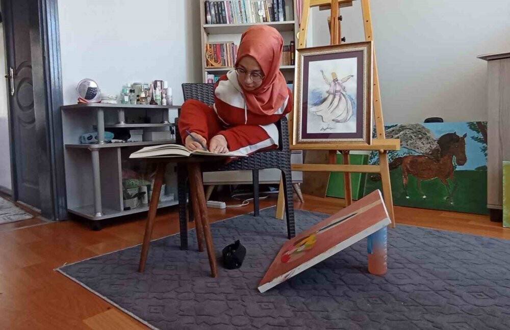 Konya'da Kolları olmayan genç kız hedeflerine ayaklarıyla çizerek ulaşıyor
