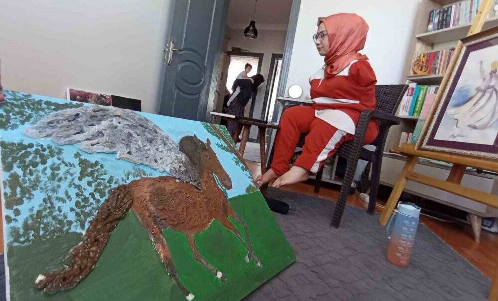 Konya'da Kolları olmayan genç kız hedeflerine ayaklarıyla çizerek ulaşıyor