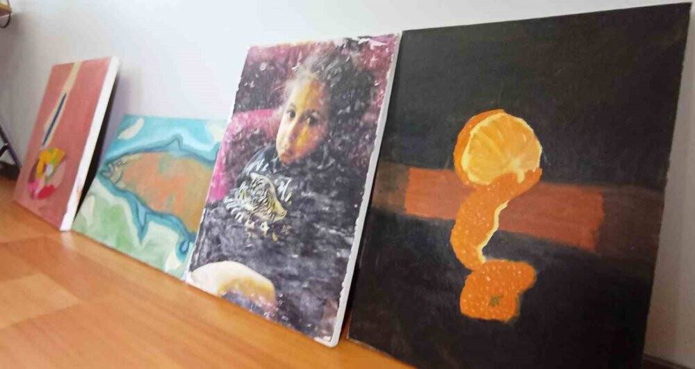 Konya'da Kolları olmayan genç kız hedeflerine ayaklarıyla çizerek ulaşıyor