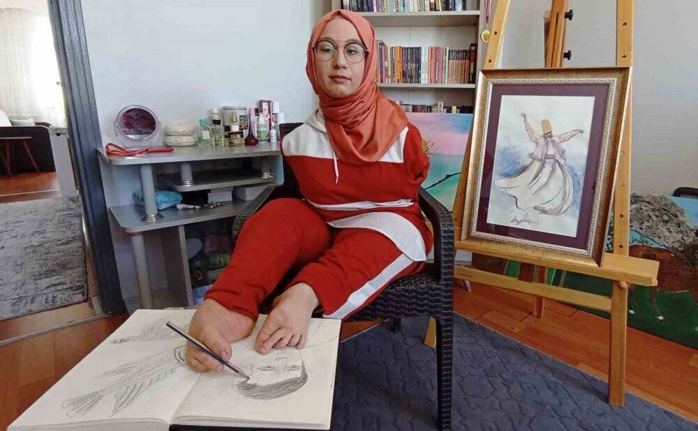 Konya'da Kolları olmayan genç kız hedeflerine ayaklarıyla çizerek ulaşıyor