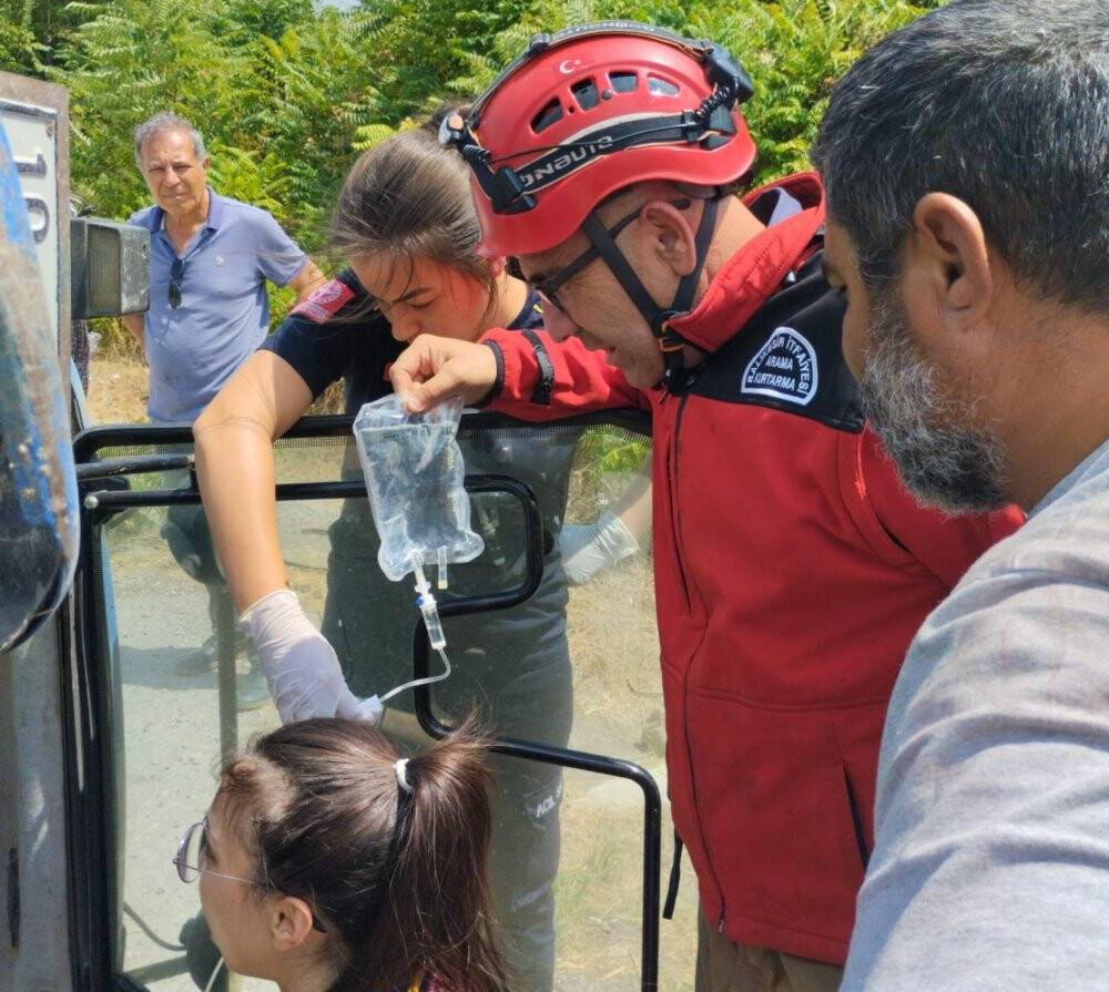 Susurluk’ta saman yüklü traktör devrildi: 1 yaralı